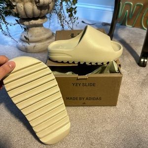 YZY slides “Desert Sand”